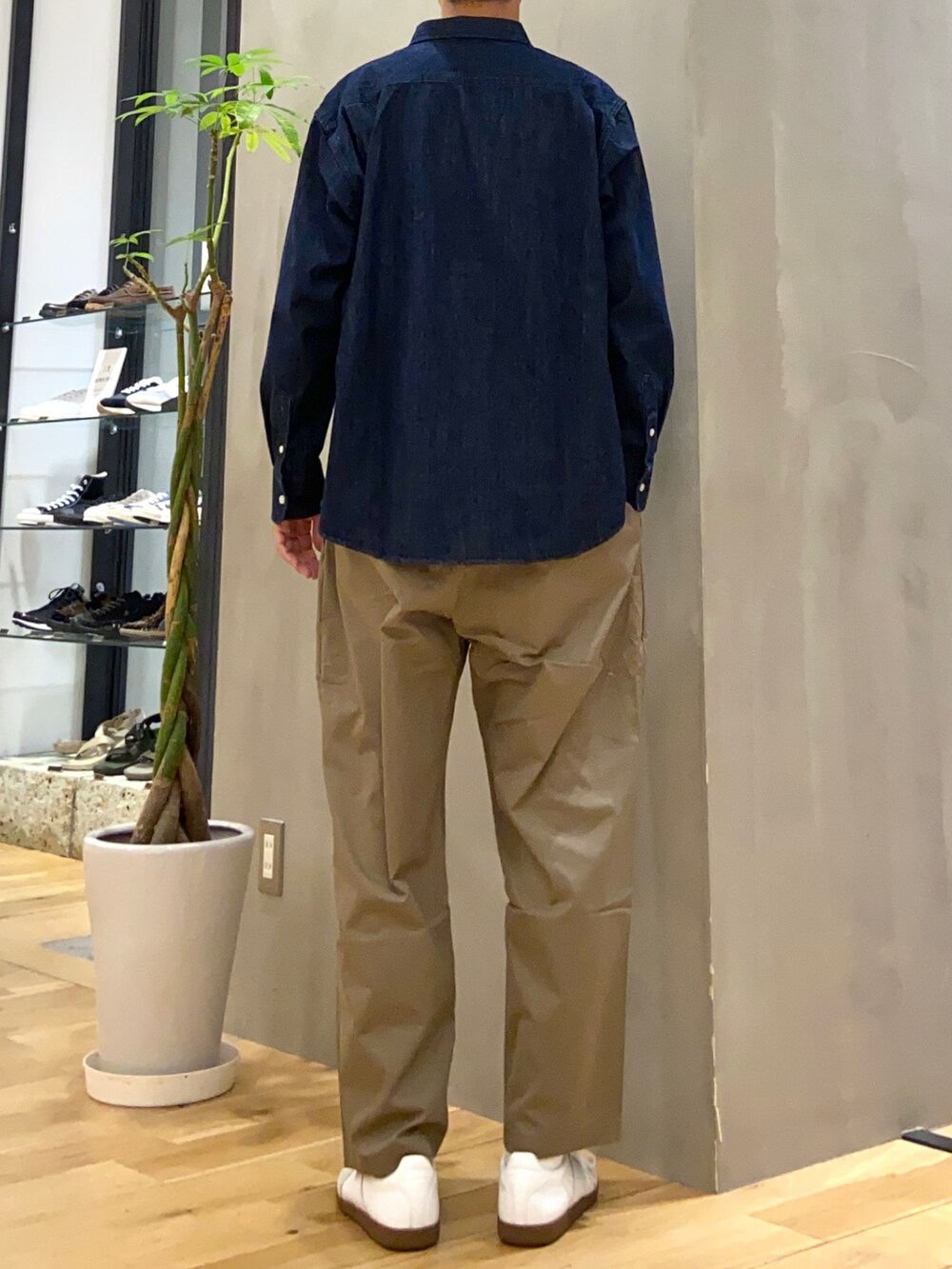 ブルー系のシャツ/ブラウス、グリーン系のTシャツ/カットソー、ホワイト系のスニーカーを着用したメンズの秋コーディネートの3枚目の写真