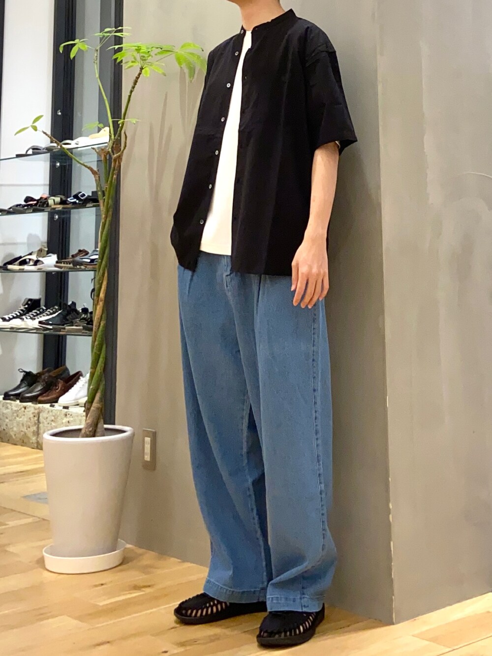 ブラック系のシャツ/ブラウス、ホワイト系のTシャツ/カットソー、ブルー系のデニムパンツを着用したメンズの夏コーディネートの2枚目の写真