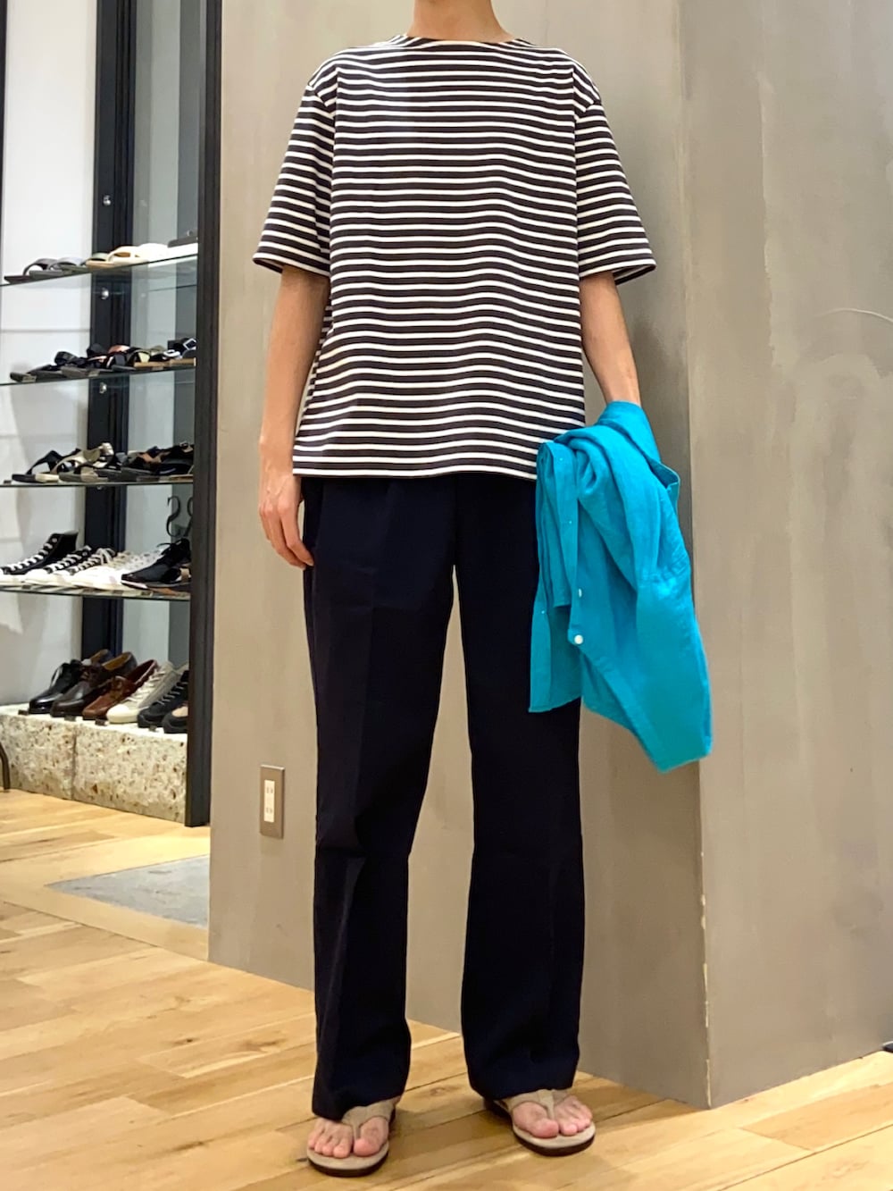 グリーン系のシャツ/ブラウス、ホワイト系のTシャツ/カットソー、ブルー系のその他パンツを着用したメンズの夏コーディネートの2枚目の写真