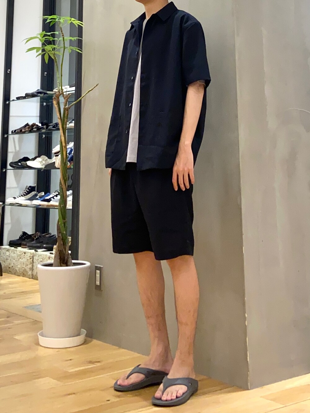ブルー系のシャツ/ブラウス、グレー系のTシャツ/カットソー、ブルー系のその他パンツを着用したメンズの春コーディネートの3枚目の写真
