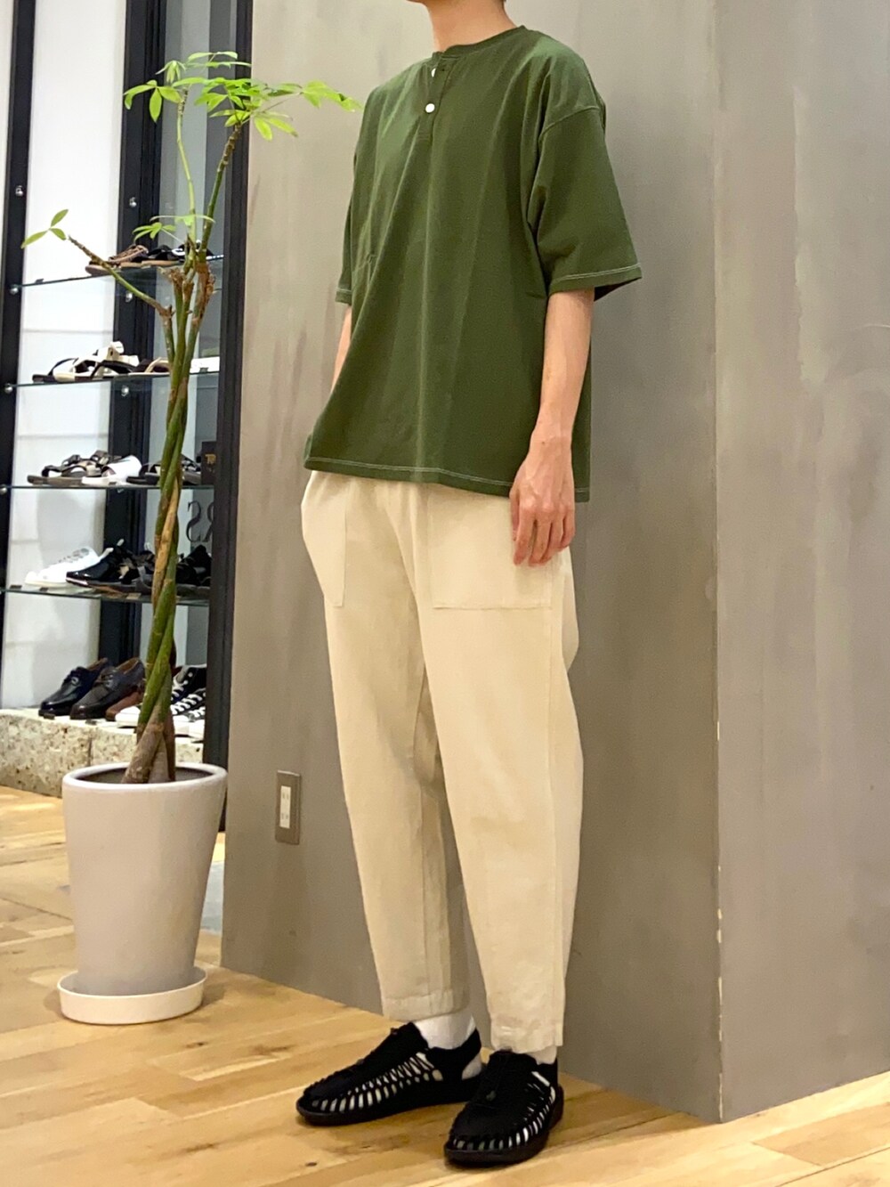 グリーン系のTシャツ/カットソー、ホワイト系のその他パンツを着用したメンズの夏コーディネートの2枚目の写真