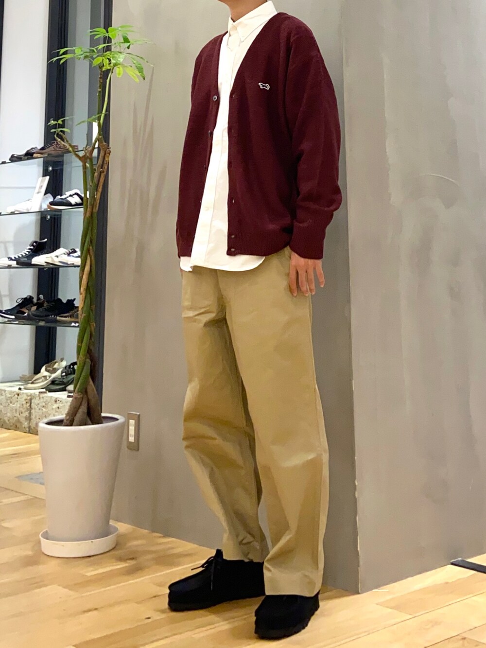 レッド系のカーディガン/ボレロ、ホワイト系のシャツ/ブラウス、グリーン系のその他パンツを着用したメンズの秋コーディネートの2枚目の写真