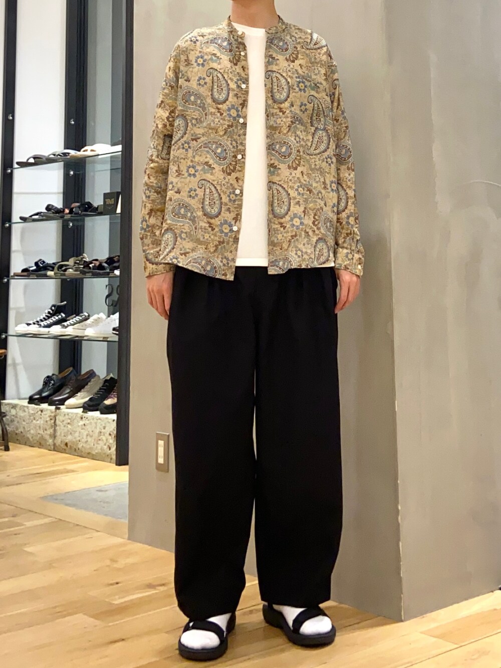 ブラウン系のシャツ/ブラウス、ホワイト系のTシャツ/カットソー、ブラック系のサンダルを着用したメンズの春コーディネートの4枚目の写真