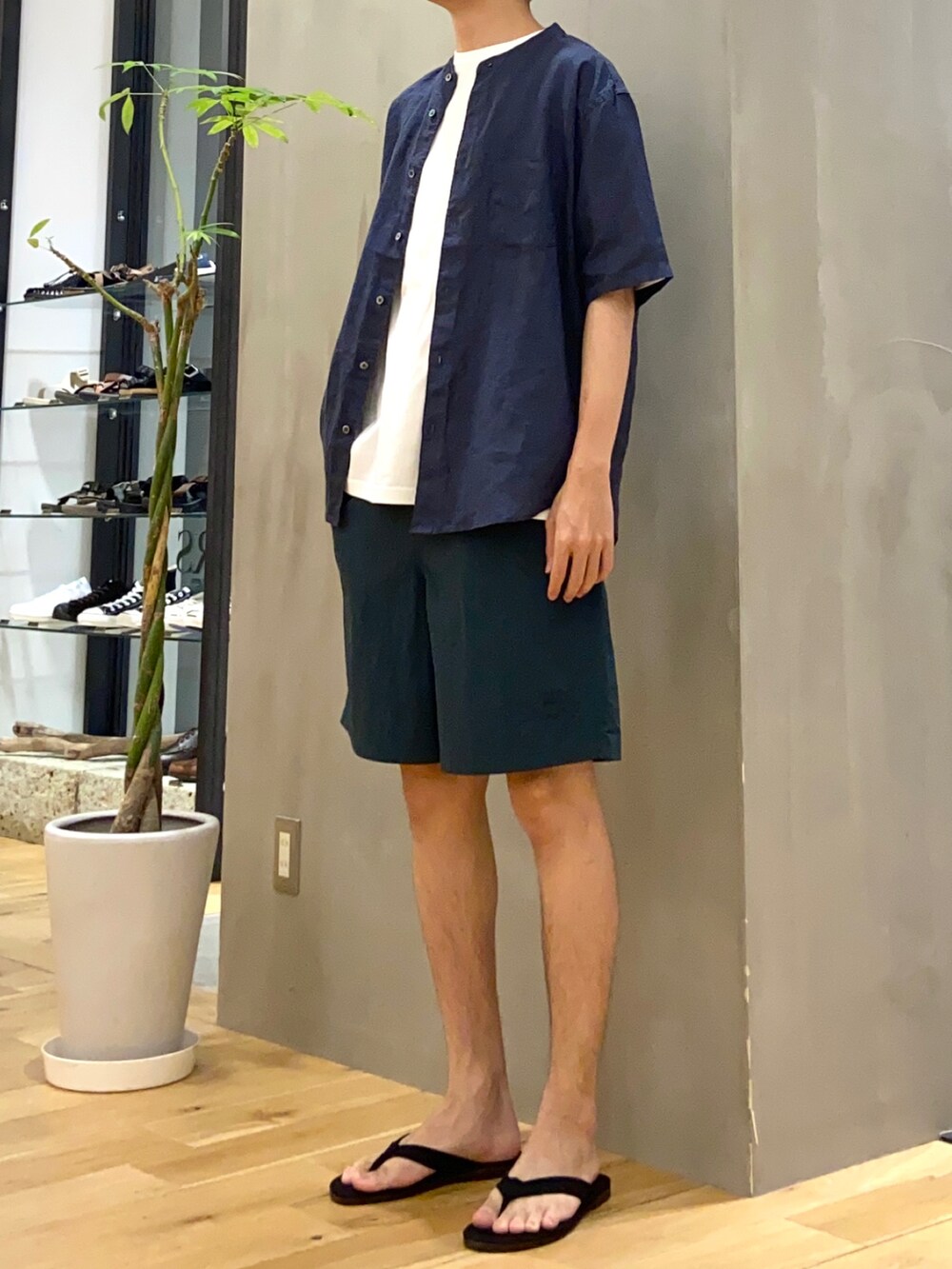 ブルー系のシャツ/ブラウス、ホワイト系のTシャツ/カットソー、ブラック系のサンダルを着用したメンズの夏コーディネートの2枚目の写真