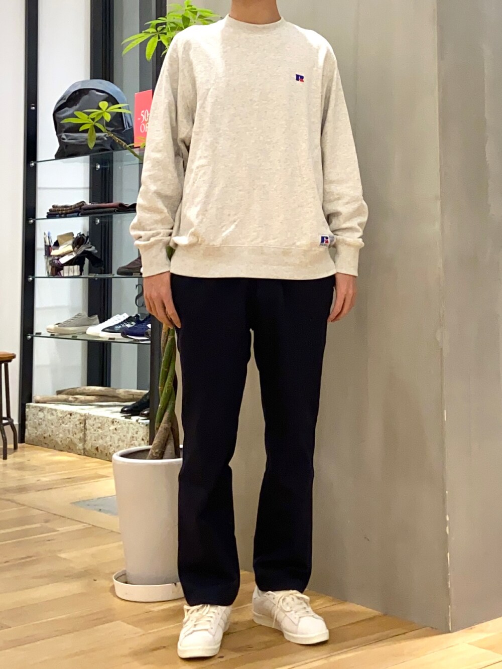 グレー系のスウェット、ブルー系のその他パンツ、ベージュ系のスニーカーを着用したメンズの冬コーディネートの3枚目の写真