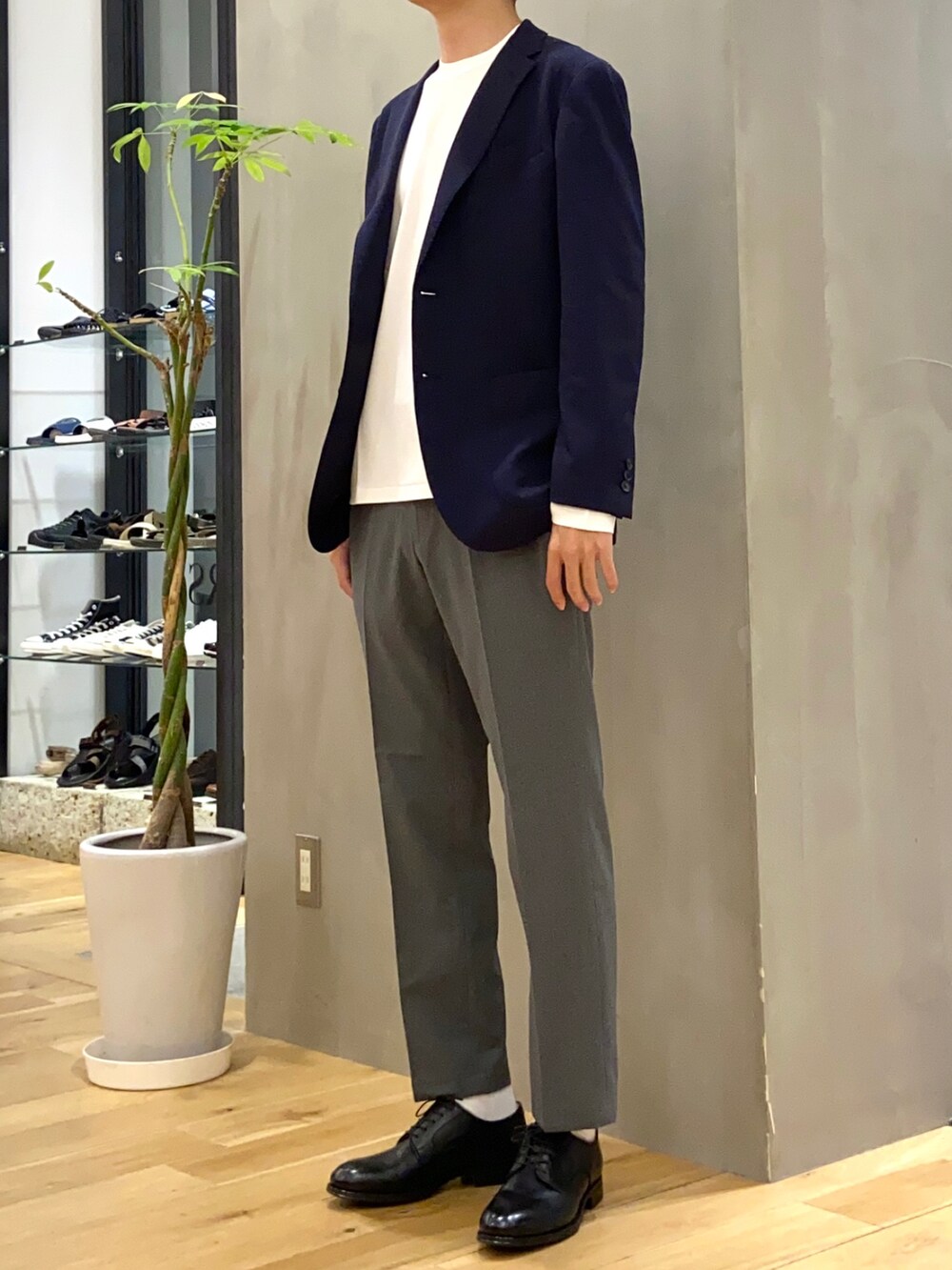 ブルー系のスーツジャケット、グレー系のスーツパンツ、ブラック系のドレスシューズを着用したメンズの夏コーディネートの3枚目の写真