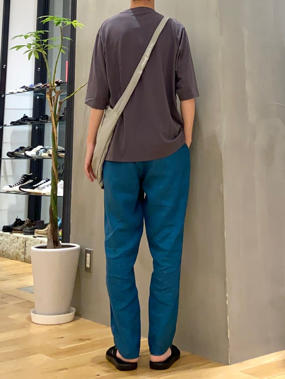 グレー系のTシャツ/カットソー、グレー系のショルダーバッグ、ブルー系のその他パンツを着用したメンズの夏コーディネートの3枚目の写真