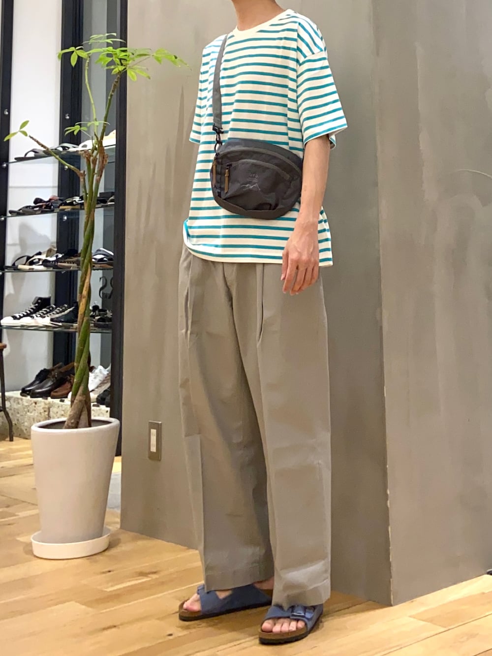 ブルー系のTシャツ/カットソー、グレー系のその他パンツ、ブルー系のサンダルを着用したメンズの夏コーディネートの3枚目の写真