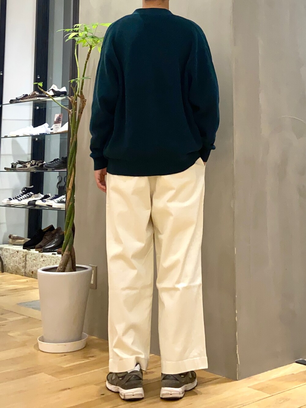 グリーン系のカーディガン/ボレロ、ベージュ系のTシャツ/カットソー、ホワイト系のチノパンツを着用したメンズの夏コーディネートの4枚目の写真