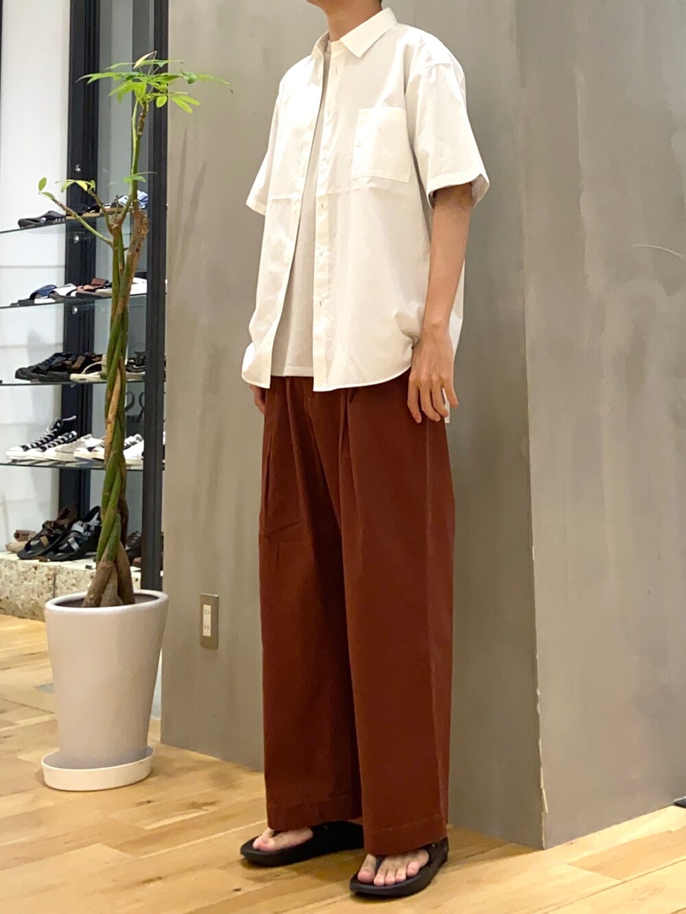 ホワイト系のシャツ/ブラウス、グレー系のTシャツ/カットソー、ブラック系のサンダルを着用したメンズの夏コーディネートの3枚目の写真