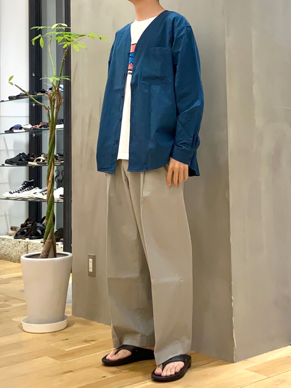 グリーン系のシャツ/ブラウス、ホワイト系のTシャツ/カットソー、グレー系のその他パンツを着用したメンズの夏コーディネートの3枚目の写真