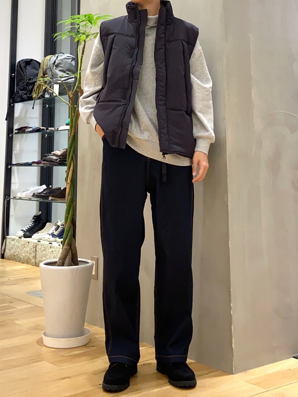 グレー系のブルゾン、グレー系のスウェット、ブルー系のその他パンツを着用したメンズの秋コーディネートの2枚目の写真