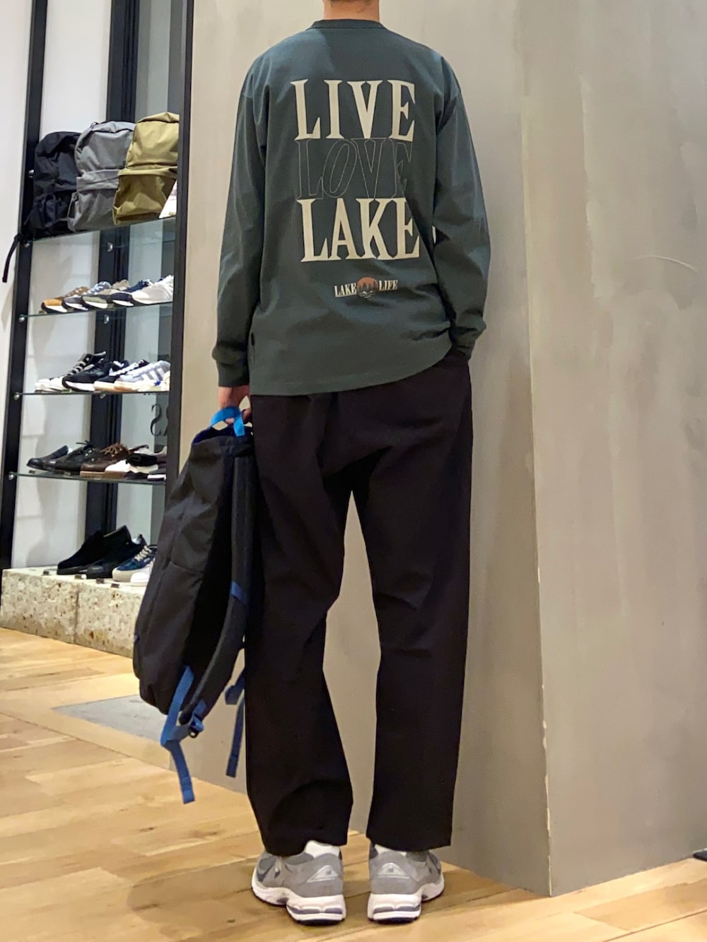 ベージュ系のその他アウター、グリーン系のTシャツ/カットソー、ブラック系のその他パンツを着用したメンズの春コーディネートの2枚目の写真