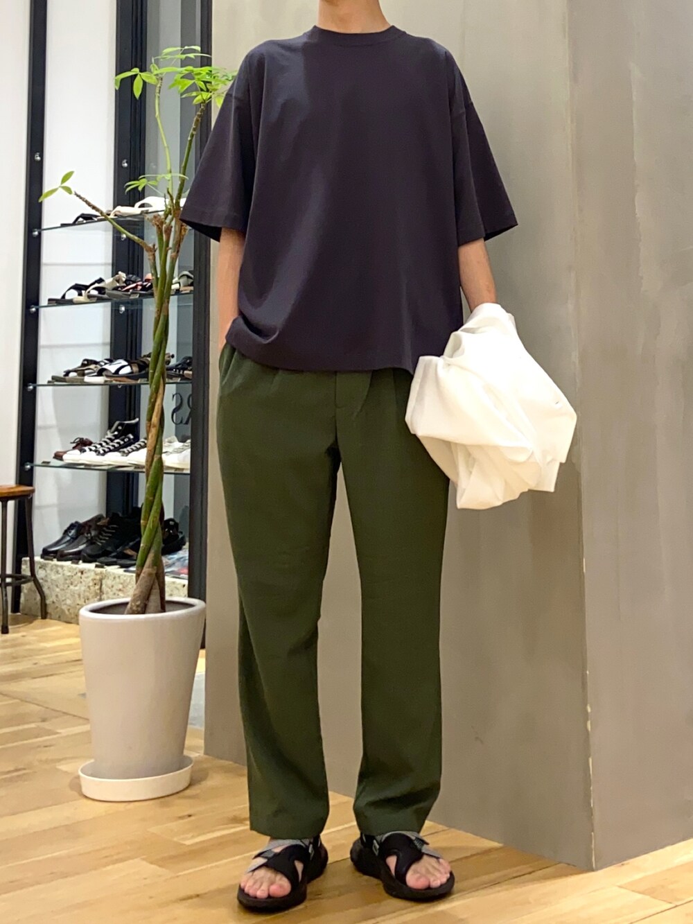 ホワイト系のシャツ/ブラウス、ブラック系のTシャツ/カットソー、グリーン系のその他パンツを着用したメンズの夏コーディネートの2枚目の写真