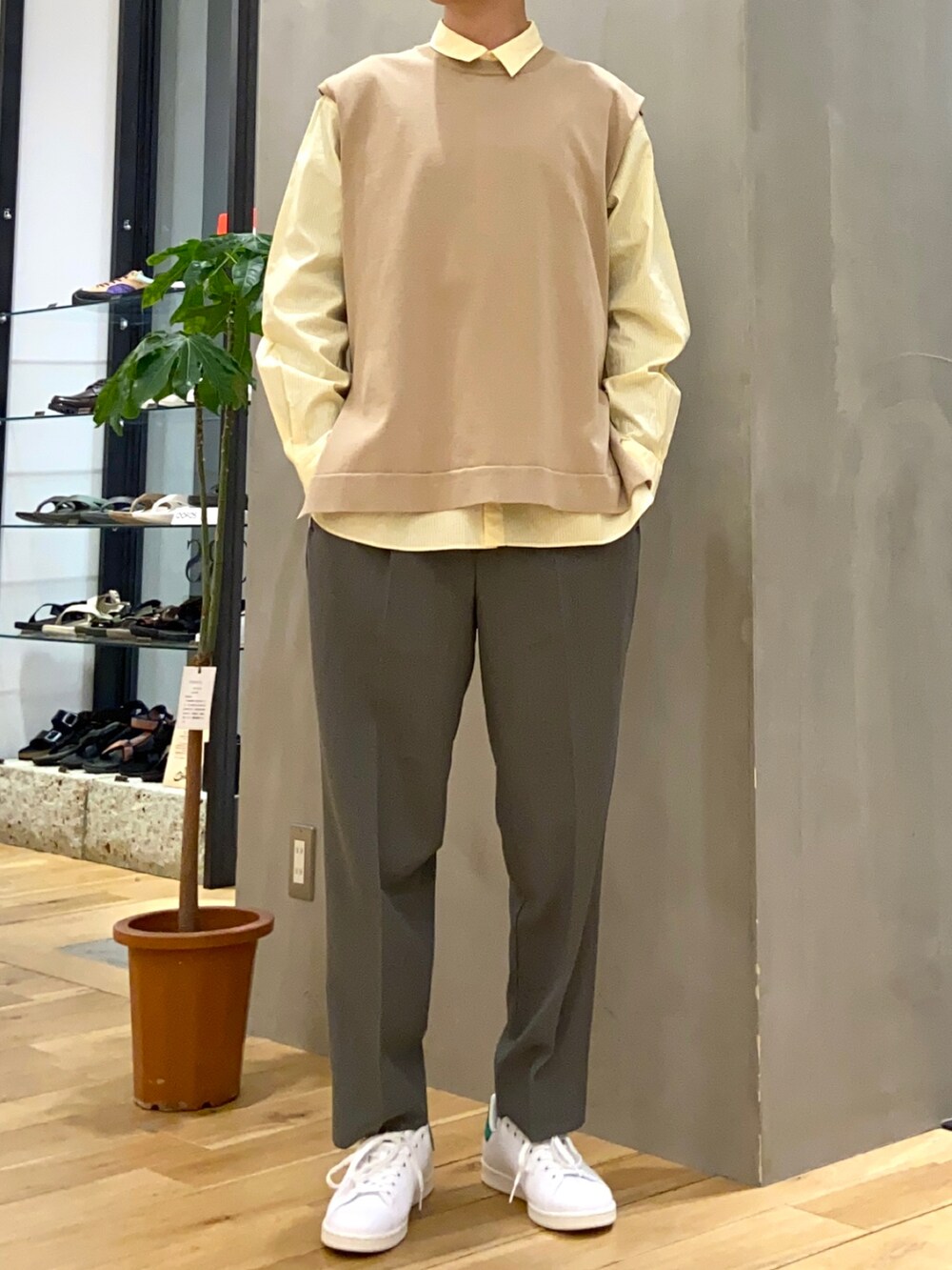 ベージュ系のベスト、イエロー系のシャツ/ブラウス、グリーン系のその他パンツを着用したメンズの春コーディネートの4枚目の写真