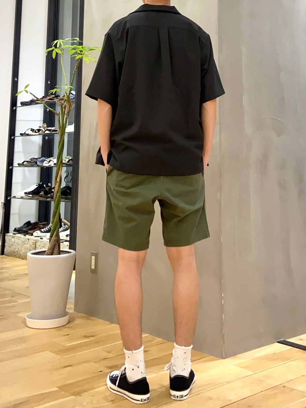 グリーン系のシャツ/ブラウス、ホワイト系のTシャツ/カットソー、グリーン系のその他パンツを着用したメンズの夏コーディネートの3枚目の写真