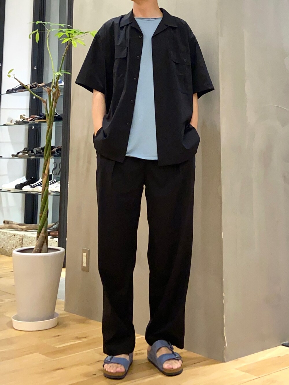 ブルー系のTシャツ/カットソー、ブラック系のシャツ/ブラウス、ブルー系のサンダルを着用したメンズの夏コーディネートの4枚目の写真