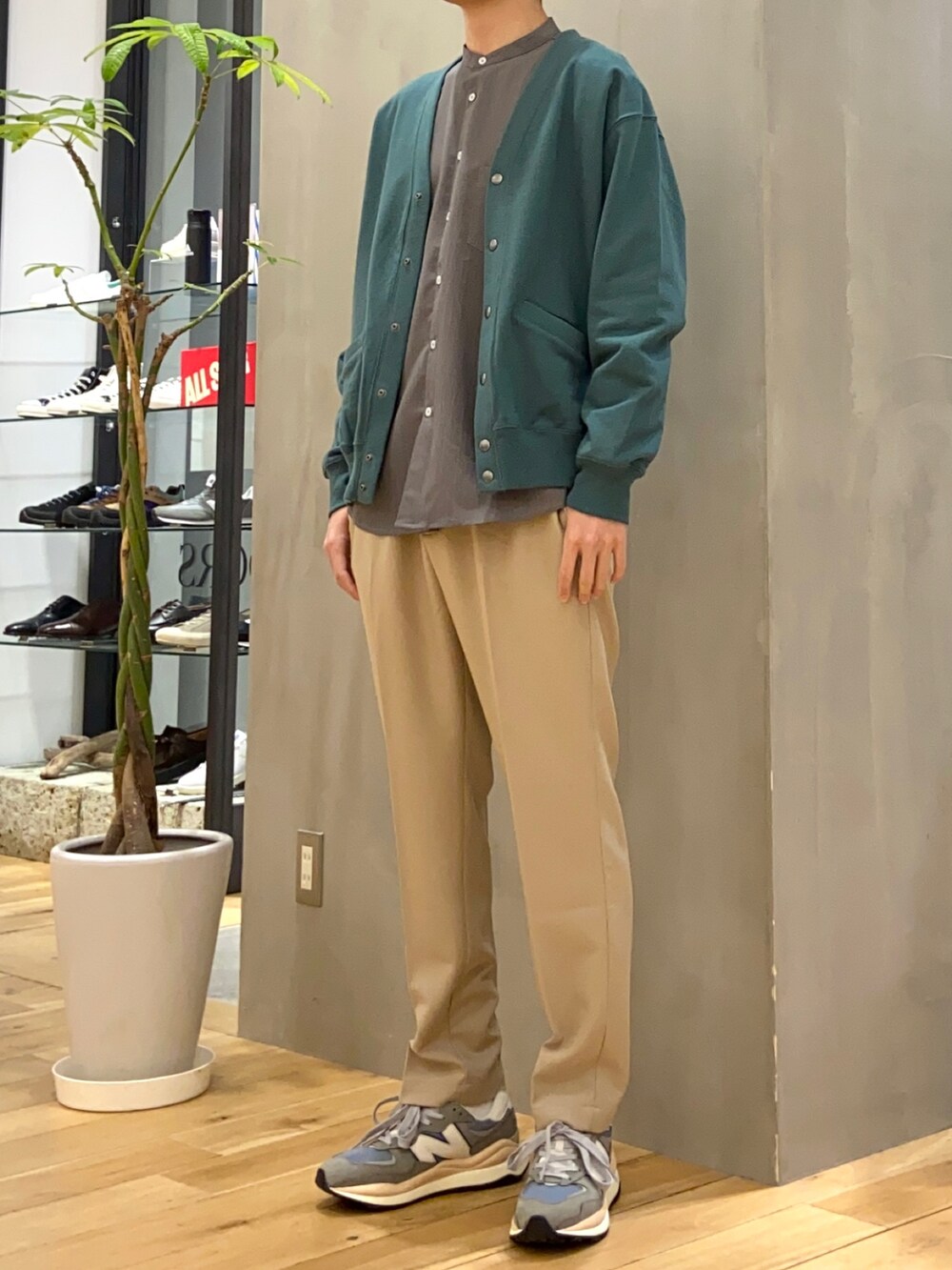グリーン系のカーディガン/ボレロ、グレー系のシャツ/ブラウス、ベージュ系のその他パンツを着用したメンズの春コーディネートの5枚目の写真