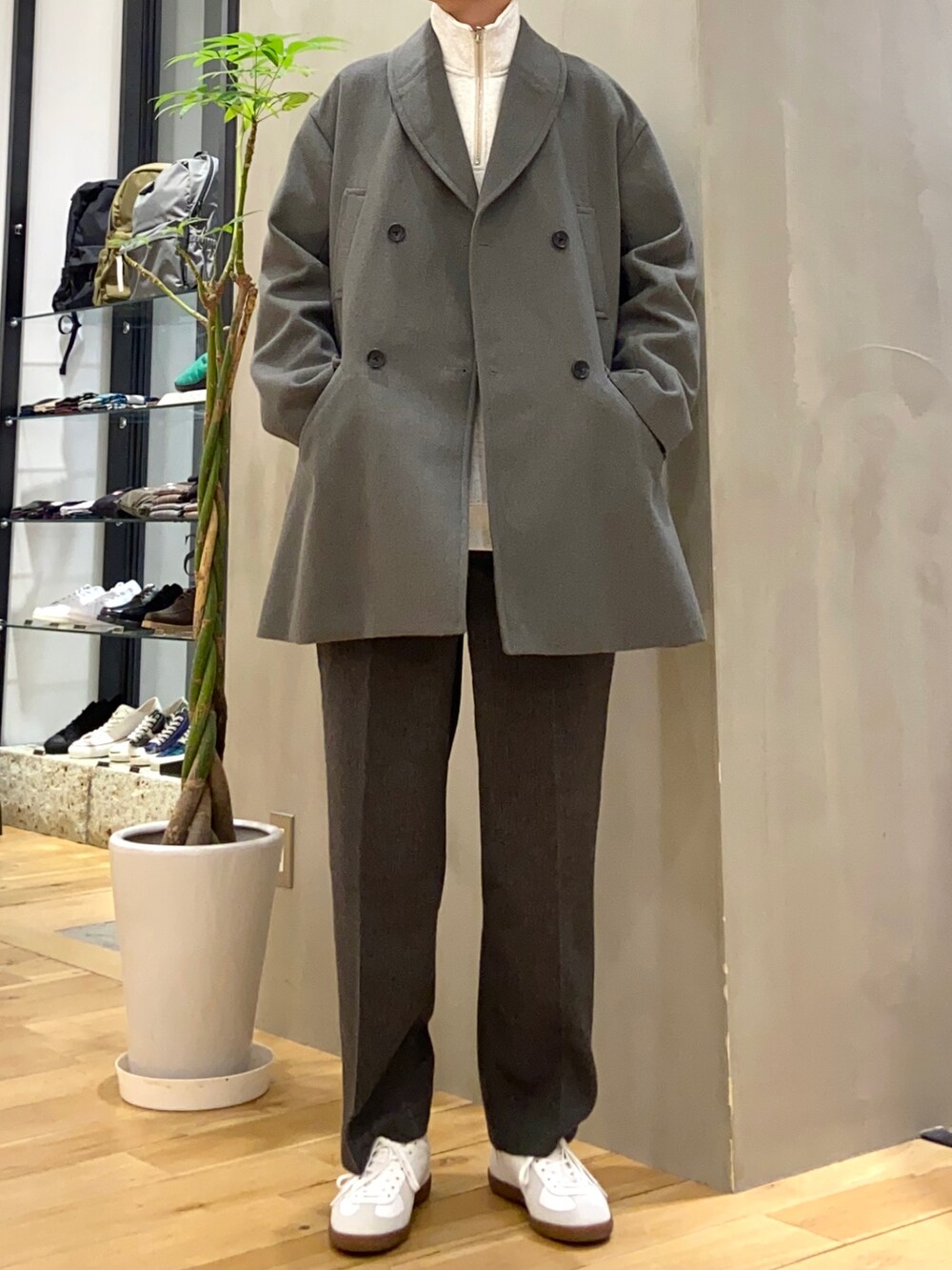 グリーン系のピーコート、グレー系のスウェット、ホワイト系のスニーカーを着用したメンズの秋コーディネートの4枚目の写真