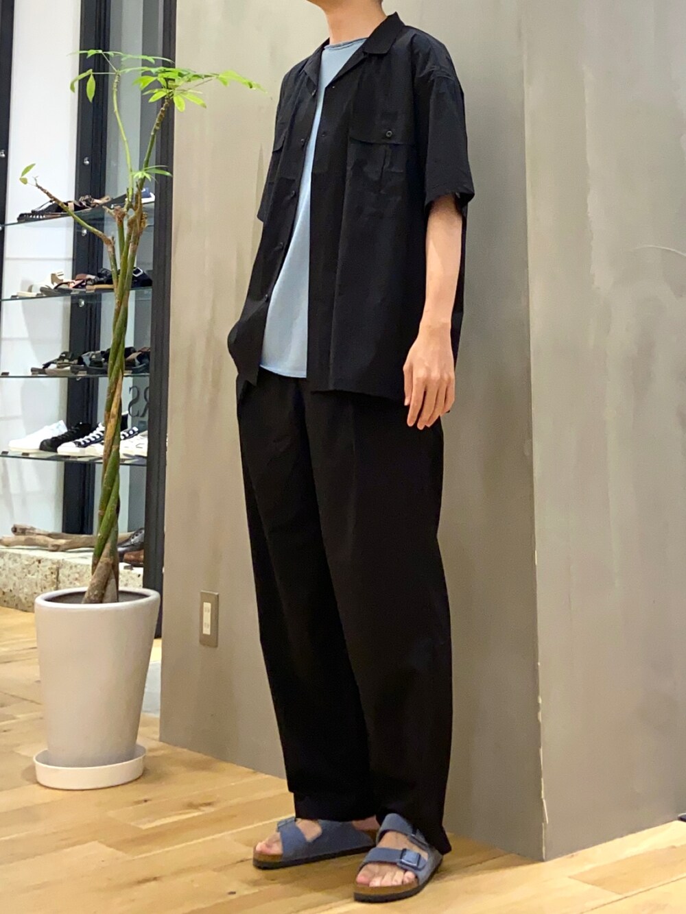 ブルー系のTシャツ/カットソー、ブラック系のシャツ/ブラウス、ブルー系のサンダルを着用したメンズの夏コーディネートの3枚目の写真