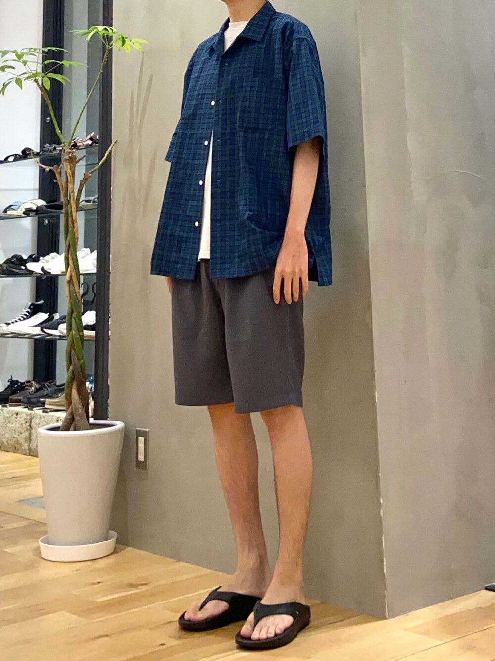 ブラック系のシャツ/ブラウス、グレー系のTシャツ/カットソー、グレー系のその他パンツを着用したメンズの夏コーディネートの3枚目の写真