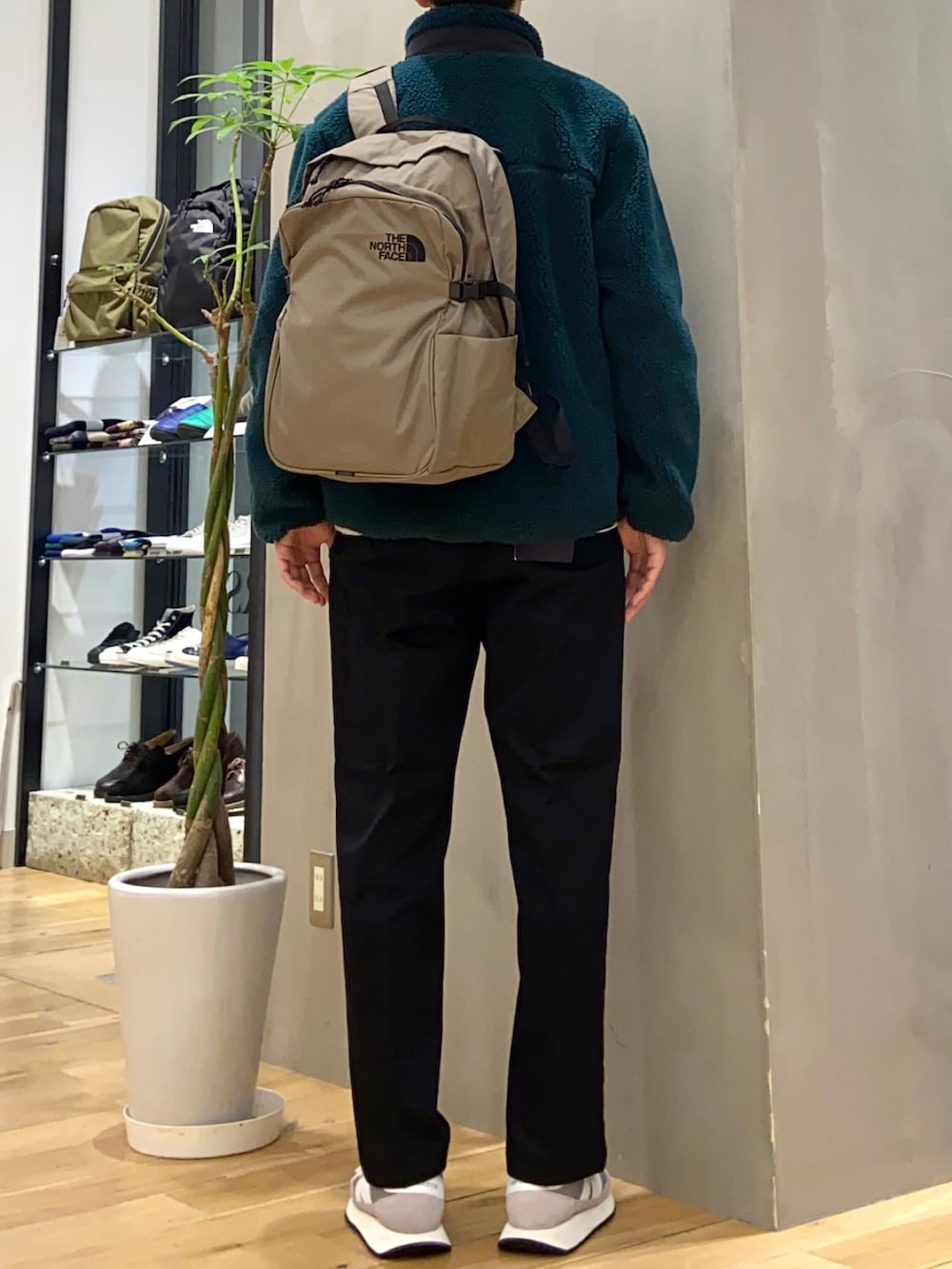 グリーン系のブルゾン、ブラック系のその他パンツ、ベージュ系のTシャツ/カットソーを着用したメンズの冬コーディネートの3枚目の写真