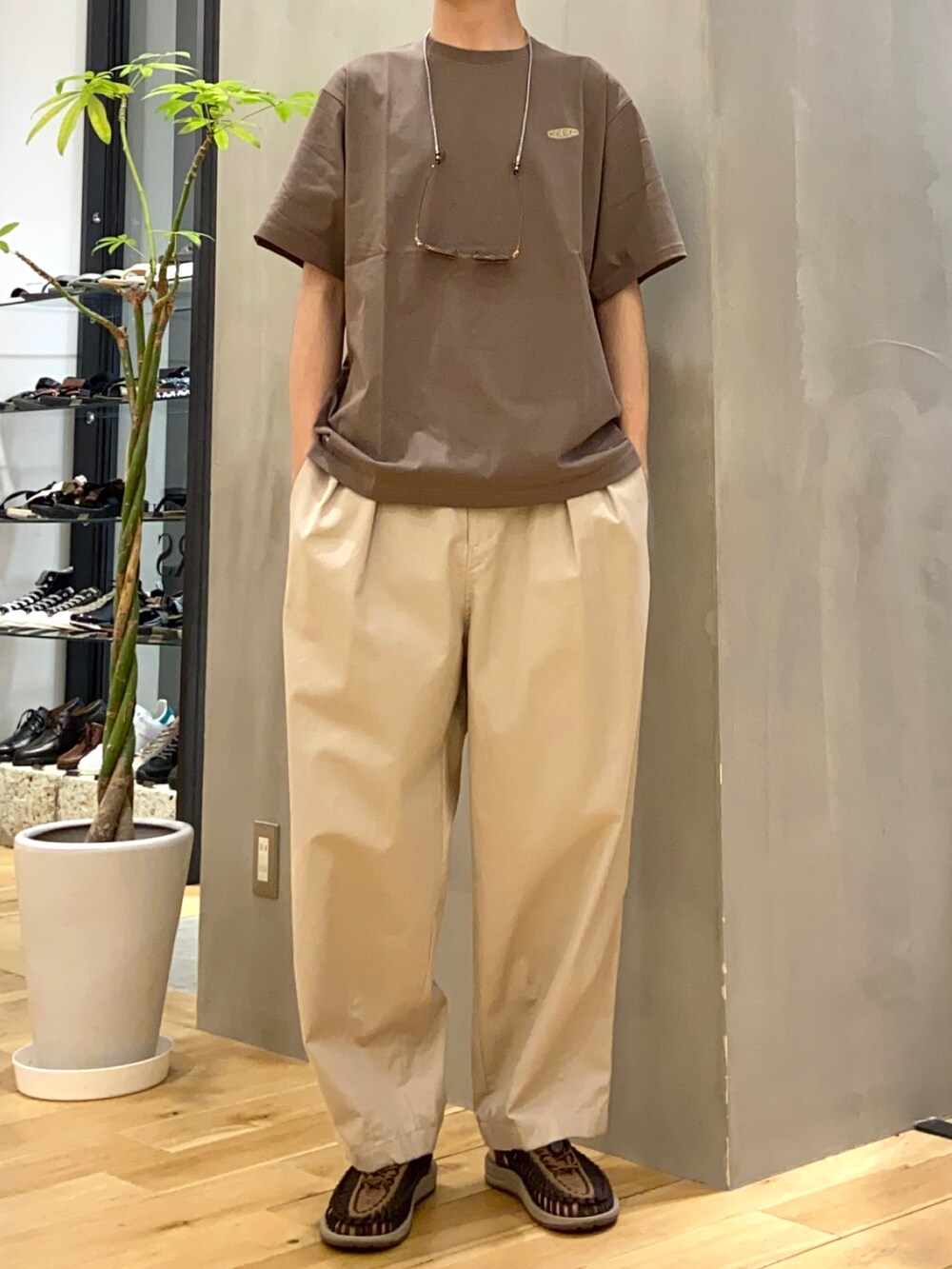 ベージュ系のその他パンツ、ブラウン系のTシャツ/カットソー、ホワイト系のその他小物を着用したメンズの春コーディネートの4枚目の写真