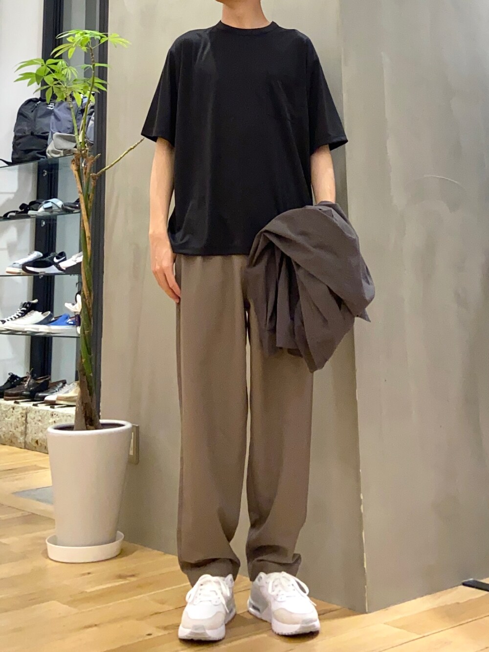 ブラック系のTシャツ/カットソー、ブラウン系のその他パンツ、グレー系のシャツ/ブラウスを着用したメンズの春コーディネートの2枚目の写真
