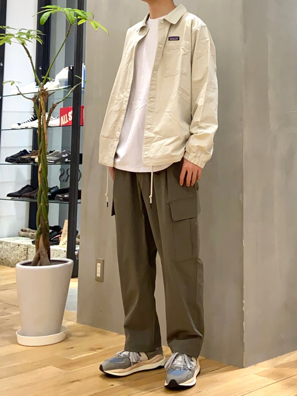 グレー系のスニーカー、グリーン系のその他パンツ、その他のその他を着用したメンズの春コーディネートの2枚目の写真