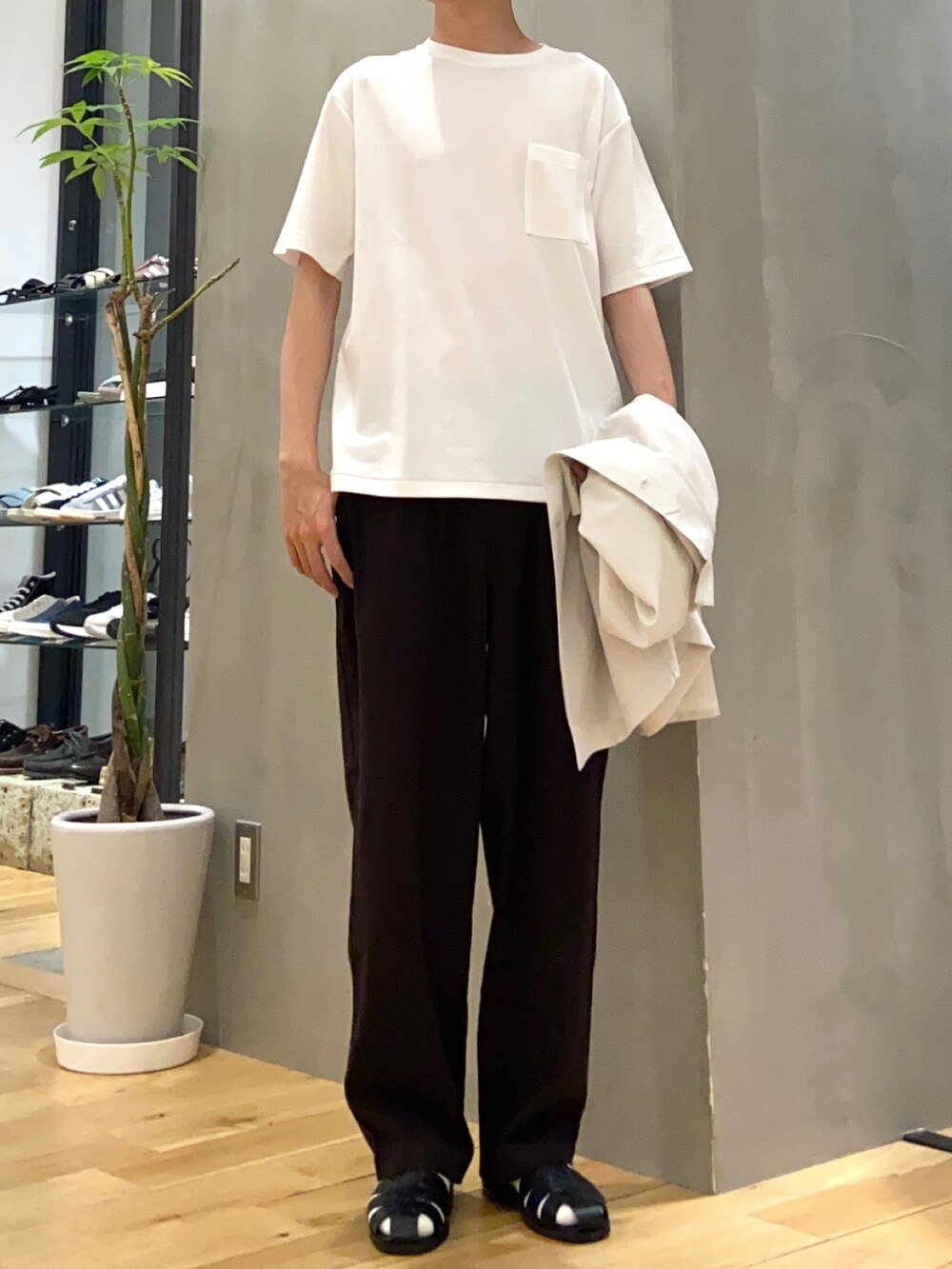 ホワイト系のシャツ/ブラウス、ホワイト系のTシャツ/カットソー、ブラウン系のその他パンツを着用したメンズの夏コーディネートの2枚目の写真