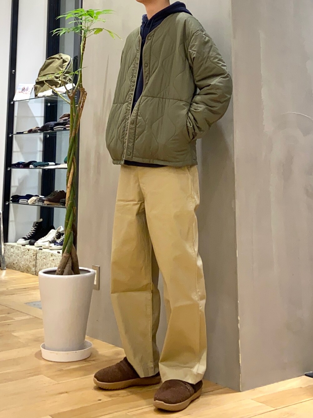 グリーン系のダウンジャケット/コート、ブルー系のパーカー、グリーン系のその他パンツを着用したメンズの秋コーディネートの3枚目の写真