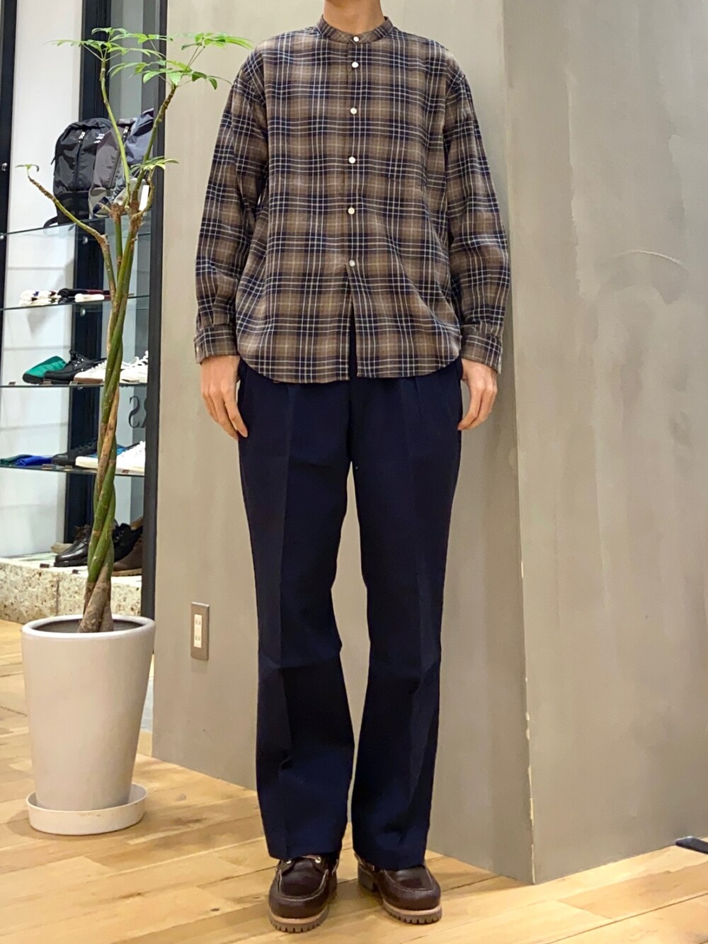 グリーン系のダッフルコート、ブラウン系のシャツ/ブラウス、ブルー系のその他パンツを着用したメンズの冬コーディネートの2枚目の写真