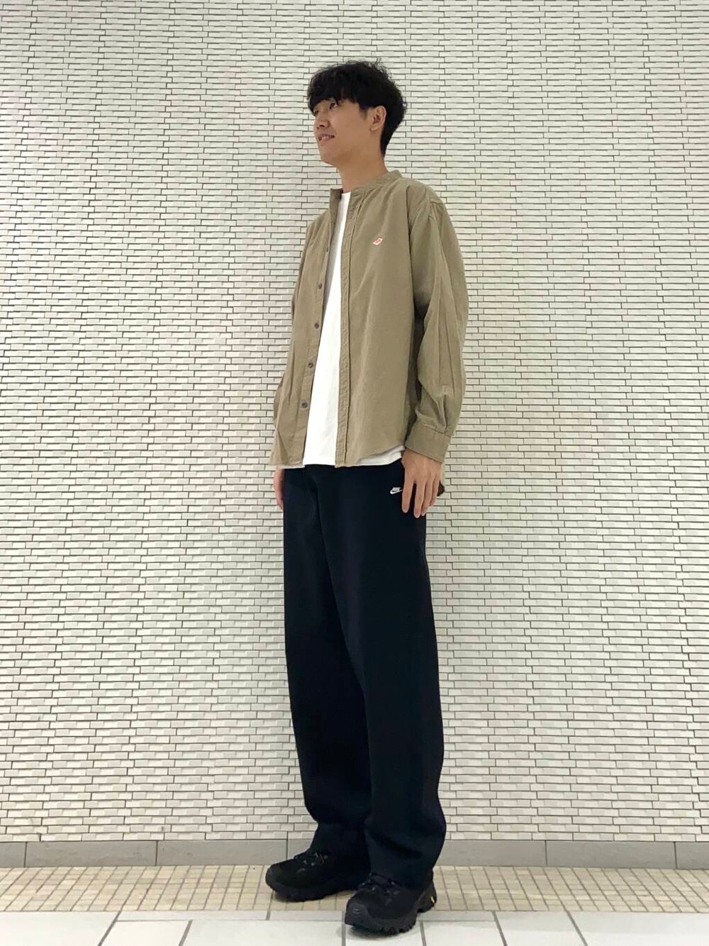 ブラック系のチノパンツ、ホワイト系のTシャツ/カットソー、ベージュ系のシャツ/ブラウスを着用したメンズの秋コーディネートの2枚目の写真