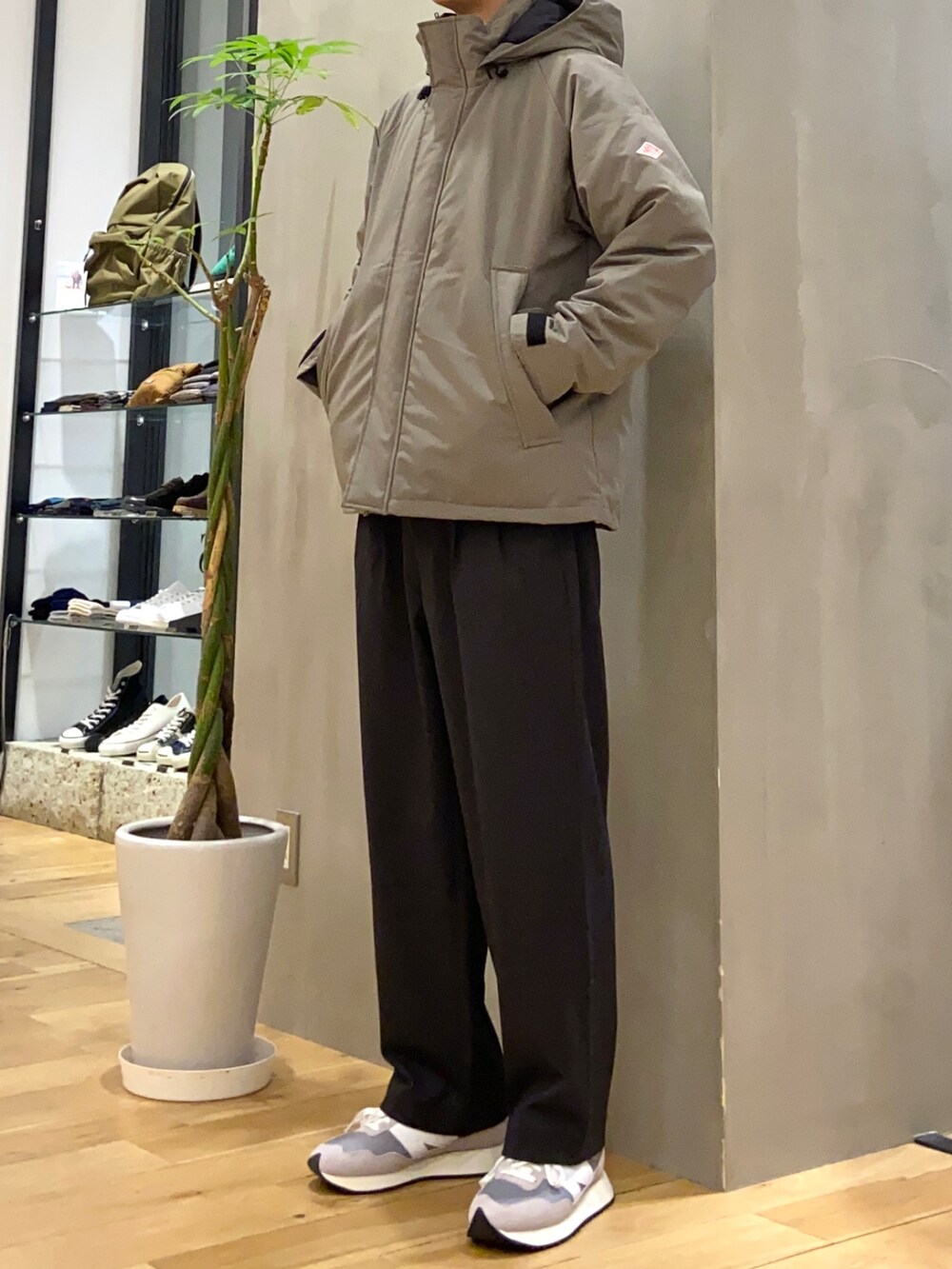 ホワイト系のスウェット、グレー系のその他パンツを着用したメンズの冬コーディネートの3枚目の写真