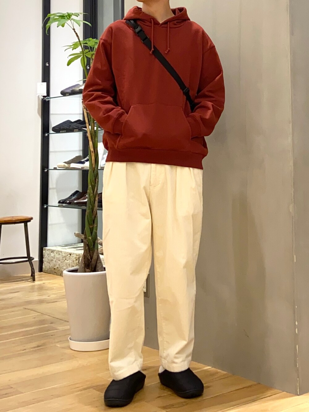 レッド系のパーカー、ホワイト系のその他パンツ、ブラック系のサンダルを着用したメンズの冬コーディネートの3枚目の写真