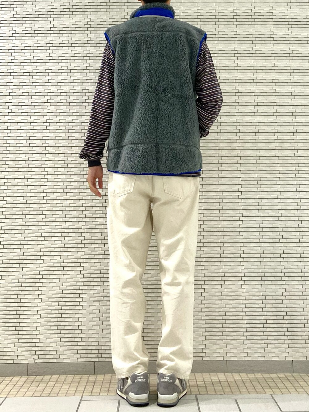 グレー系のジャケット/アウター、ブラック系のTシャツ/カットソー、ブラック系のショルダーバッグを着用したメンズの秋コーディネートの3枚目の写真