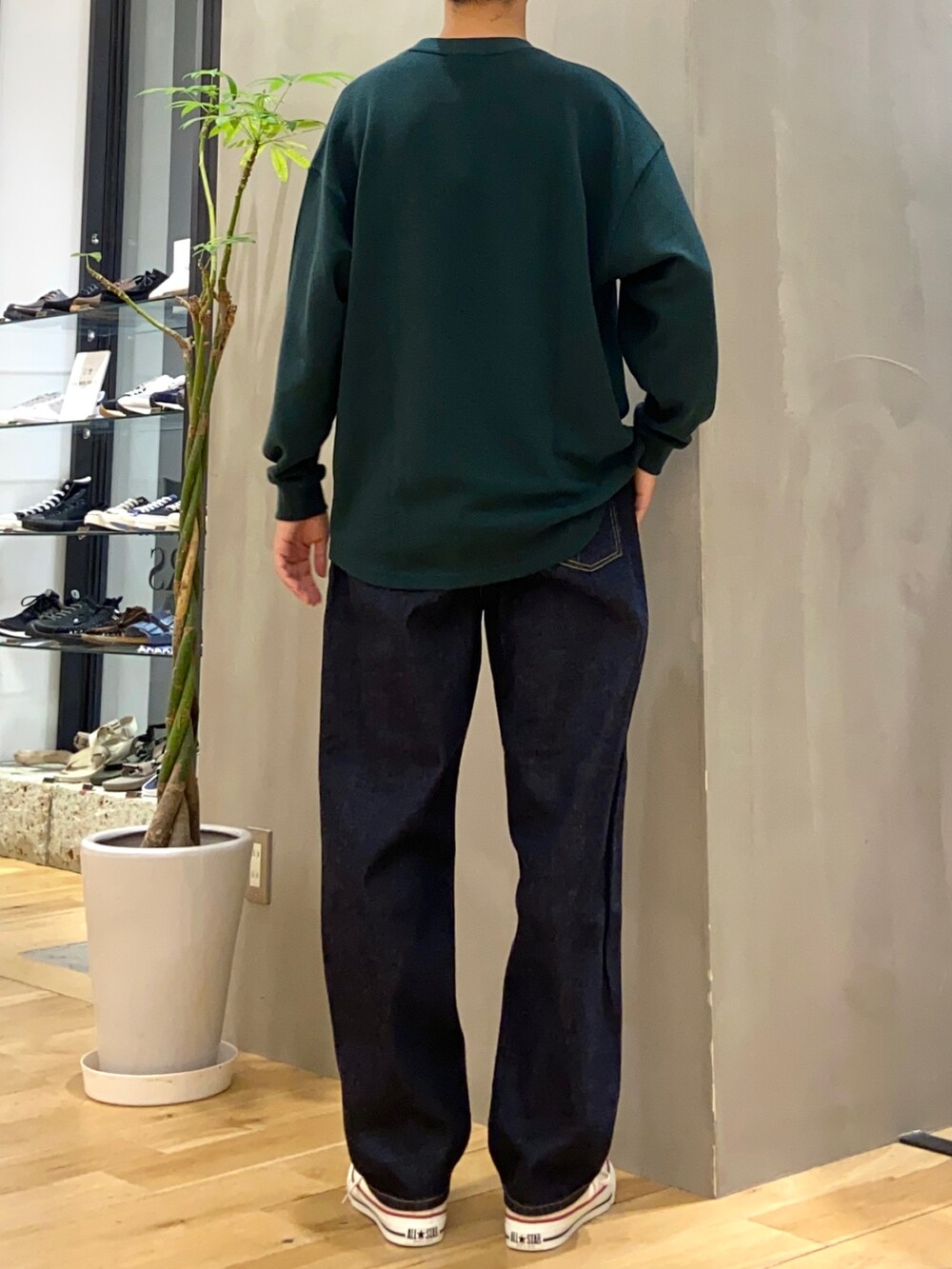 グリーン系のTシャツ/カットソー、ブルー系のデニムパンツ、ホワイト系のその他を着用したメンズの秋コーディネートの4枚目の写真