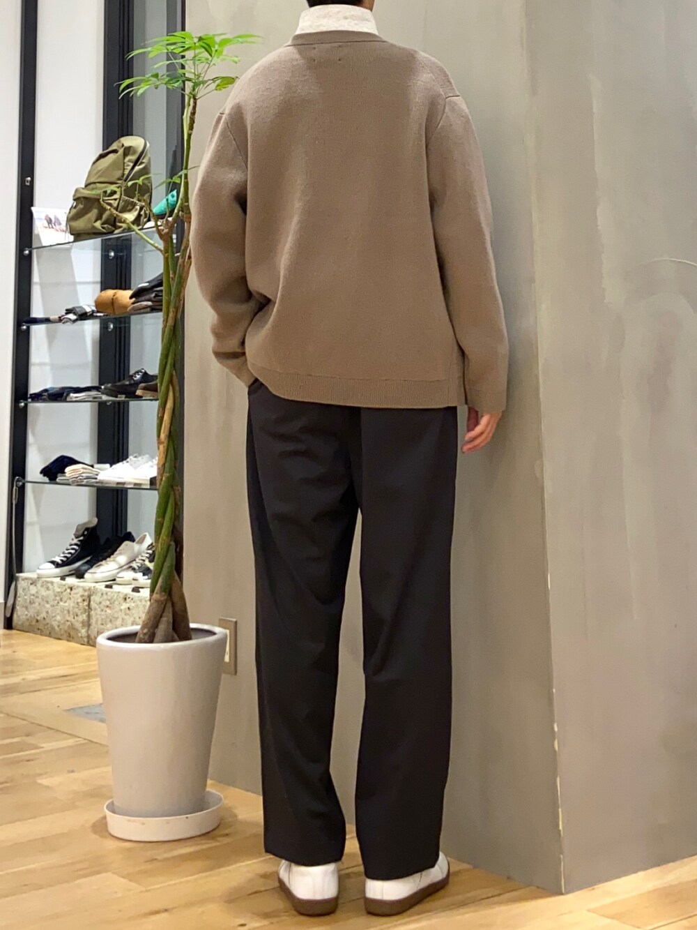 ブラウン系のカーディガン/ボレロ、グレー系のスウェット、グレー系のその他パンツを着用したメンズの冬コーディネートの3枚目の写真