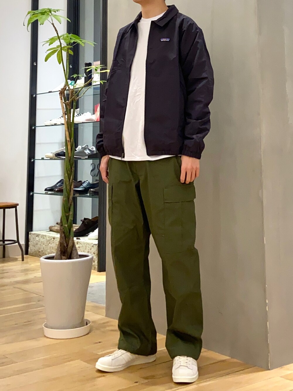 ベージュ系のスニーカー、グリーン系のその他パンツ、その他のその他を着用したメンズの冬コーディネートの4枚目の写真