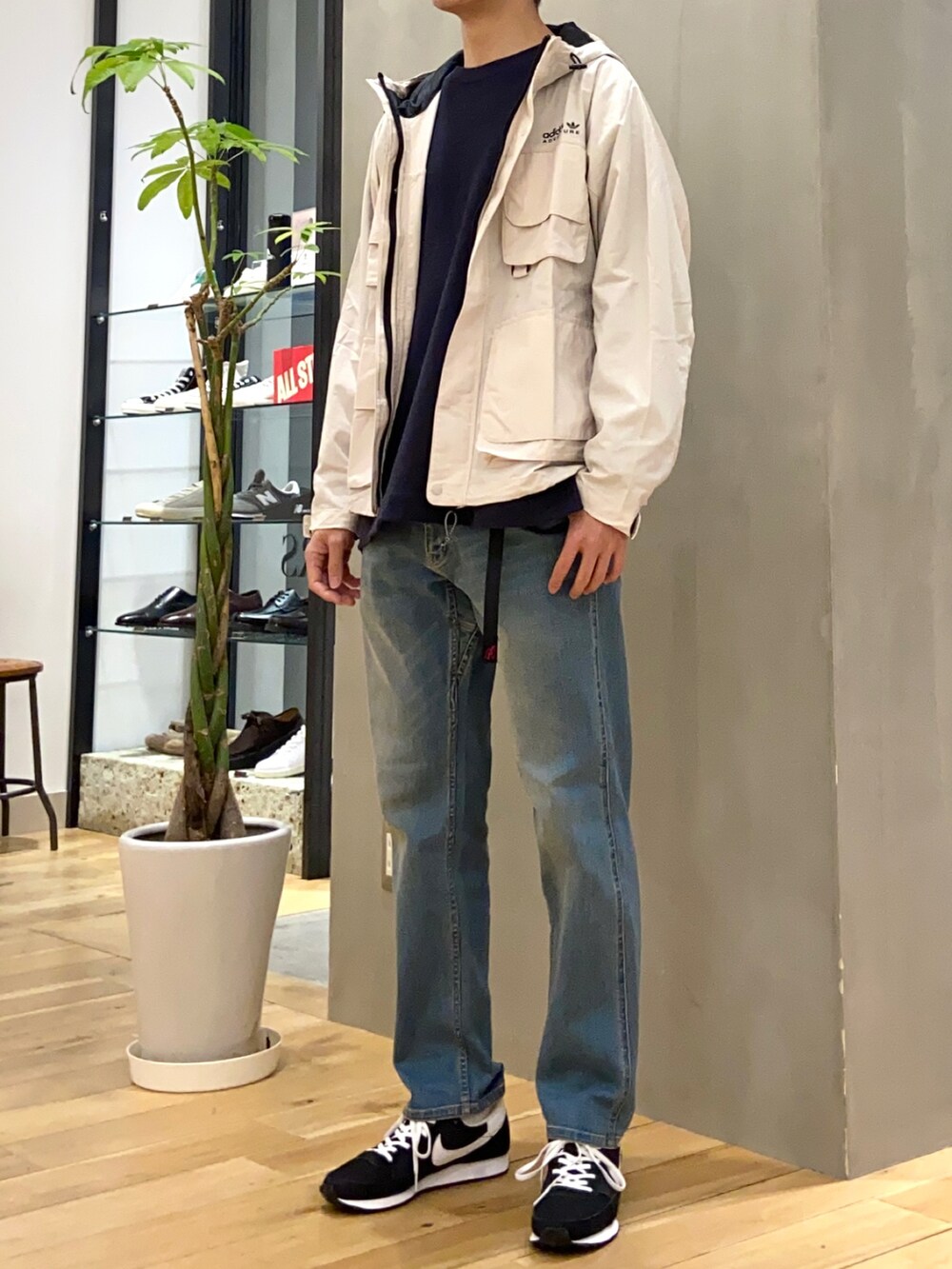 ベージュ系のマウンテンパーカー、グレー系のスウェット、ブルー系のその他パンツを着用したメンズの冬コーディネートの2枚目の写真