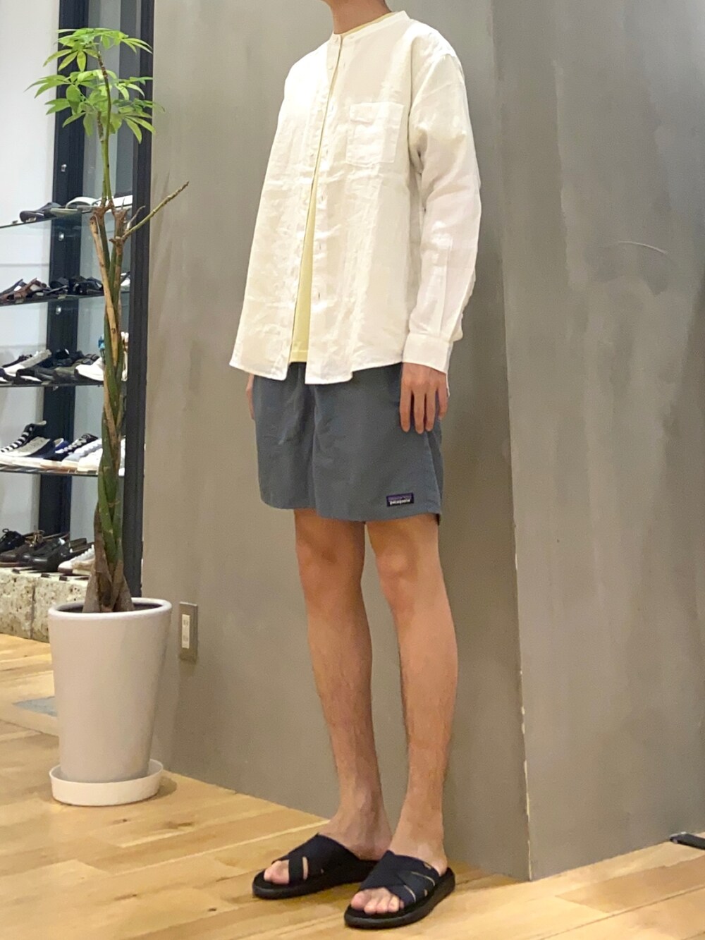 ホワイト系のシャツ/ブラウス、イエロー系のTシャツ/カットソー、ブルー系のサンダルを着用したメンズの春コーディネートの3枚目の写真