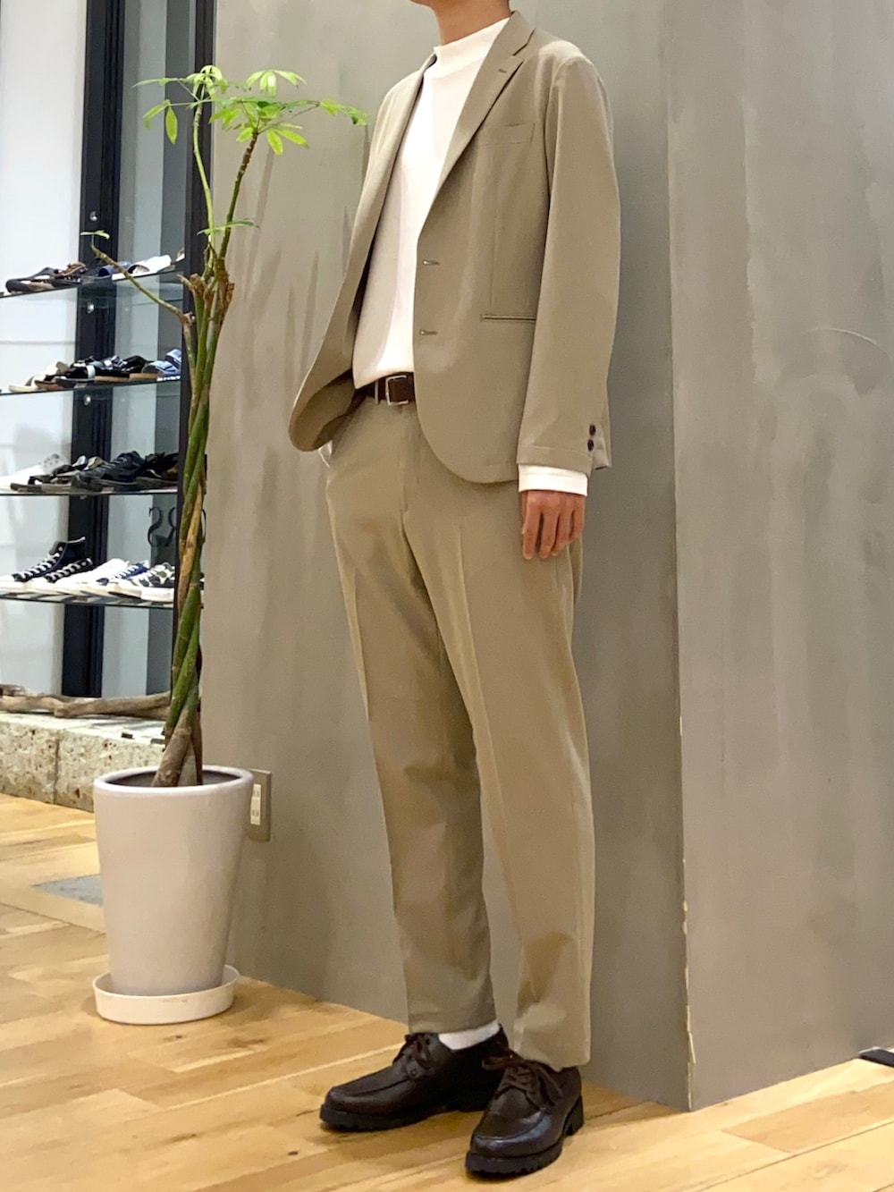 ベージュ系のテーラードジャケット、ホワイト系のTシャツ/カットソー、ブラウン系のその他シューズを着用したメンズの夏コーディネートの3枚目の写真