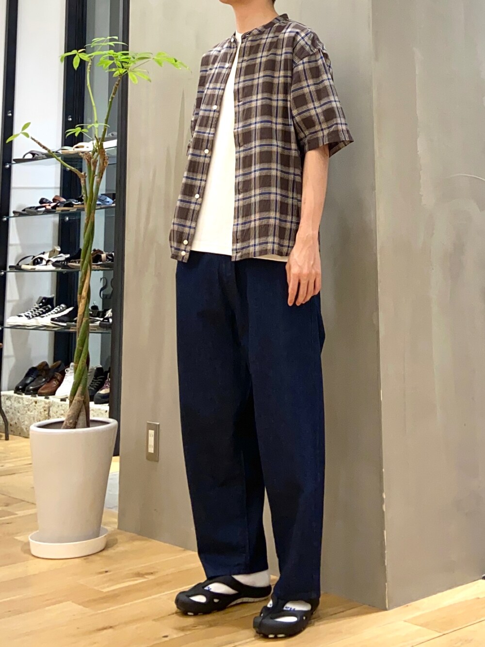 その他のシャツ/ブラウス、ホワイト系のTシャツ/カットソー、ブルー系のデニムパンツを着用したメンズの夏コーディネートの2枚目の写真