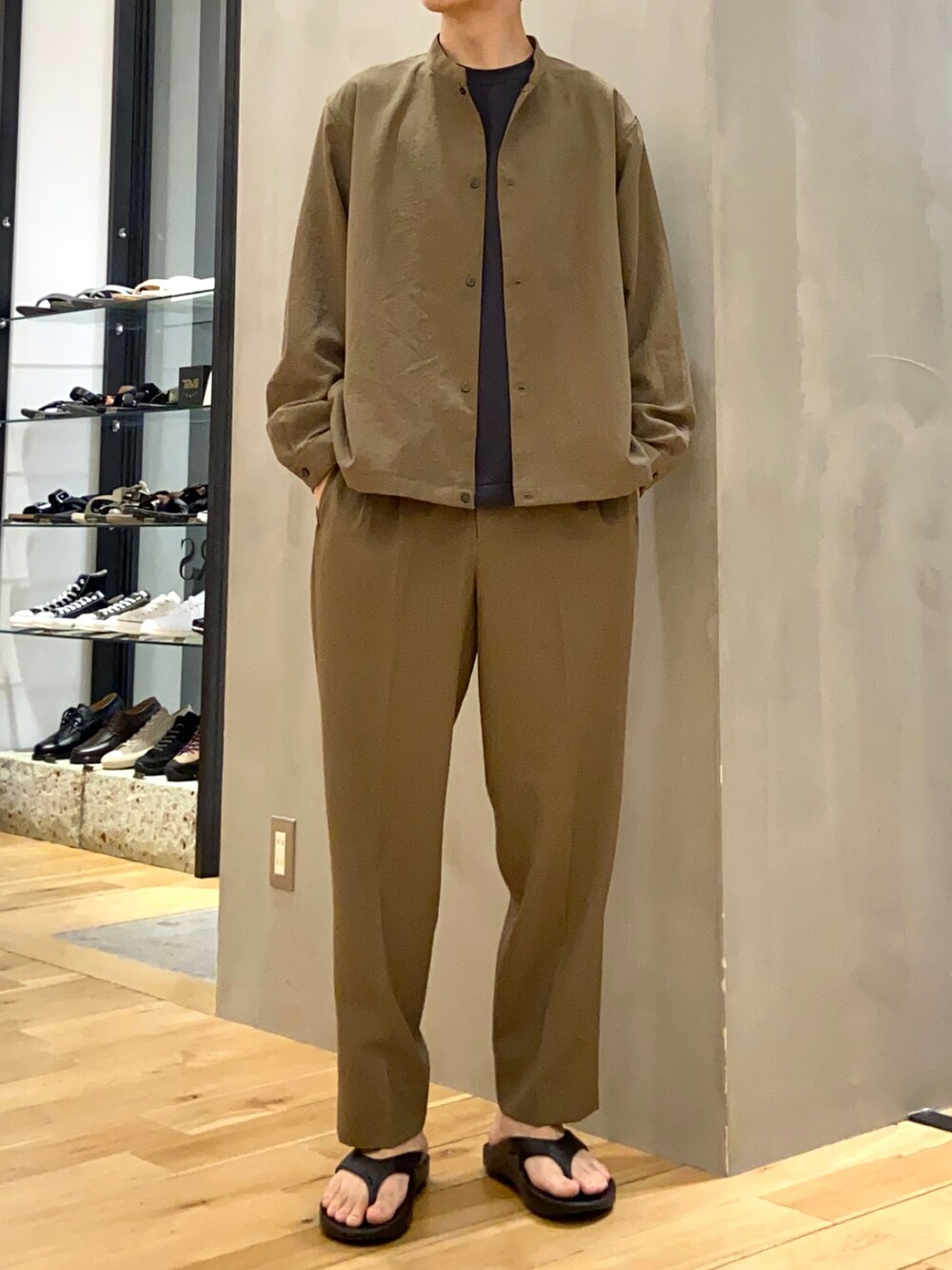 ブラック系のTシャツ/カットソー、グリーン系のブルゾン、グリーン系のその他パンツを着用したメンズの春コーディネートの4枚目の写真