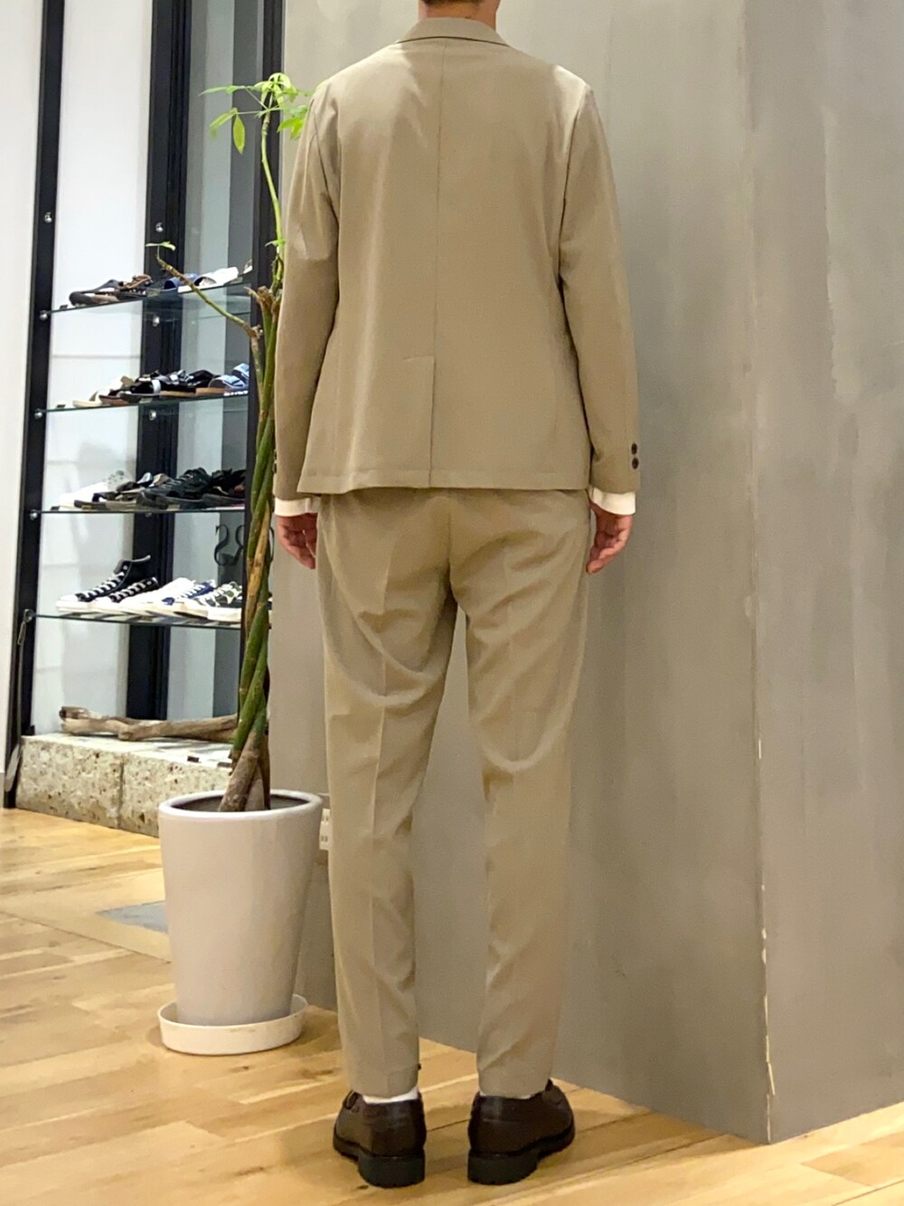 ベージュ系のテーラードジャケット、ホワイト系のTシャツ/カットソー、ブラウン系のその他シューズを着用したメンズの夏コーディネートの4枚目の写真
