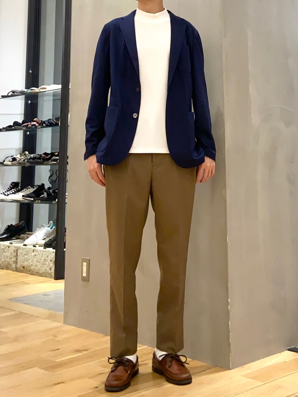 ブルー系のスーツジャケット、ホワイト系のTシャツ/カットソー、ブラウン系のその他パンツを着用したメンズの夏コーディネートの3枚目の写真