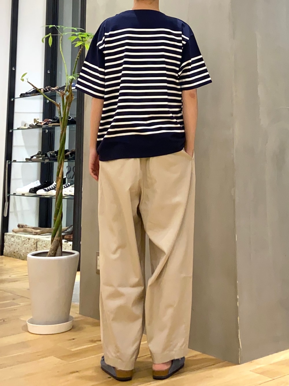 ブルー系のTシャツ/カットソー、ベージュ系のその他パンツ、ブルー系のサンダルを着用したメンズの夏コーディネートの3枚目の写真