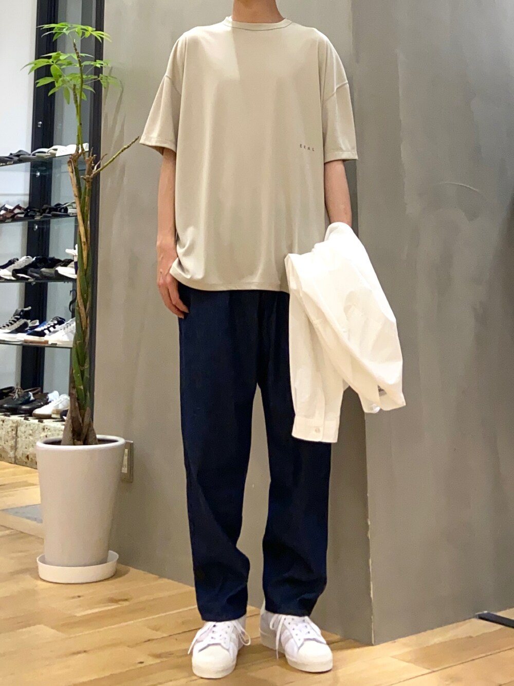 ホワイト系のシャツ/ブラウス、ベージュ系のTシャツ/カットソー、ブルー系のデニムパンツを着用したメンズの春コーディネートの2枚目の写真