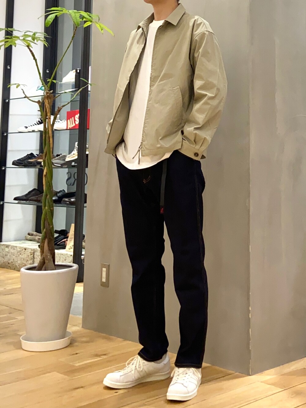 ベージュ系のブルゾン、グレー系のTシャツ/カットソー、ブルー系のその他パンツを着用したメンズの春コーディネートの3枚目の写真