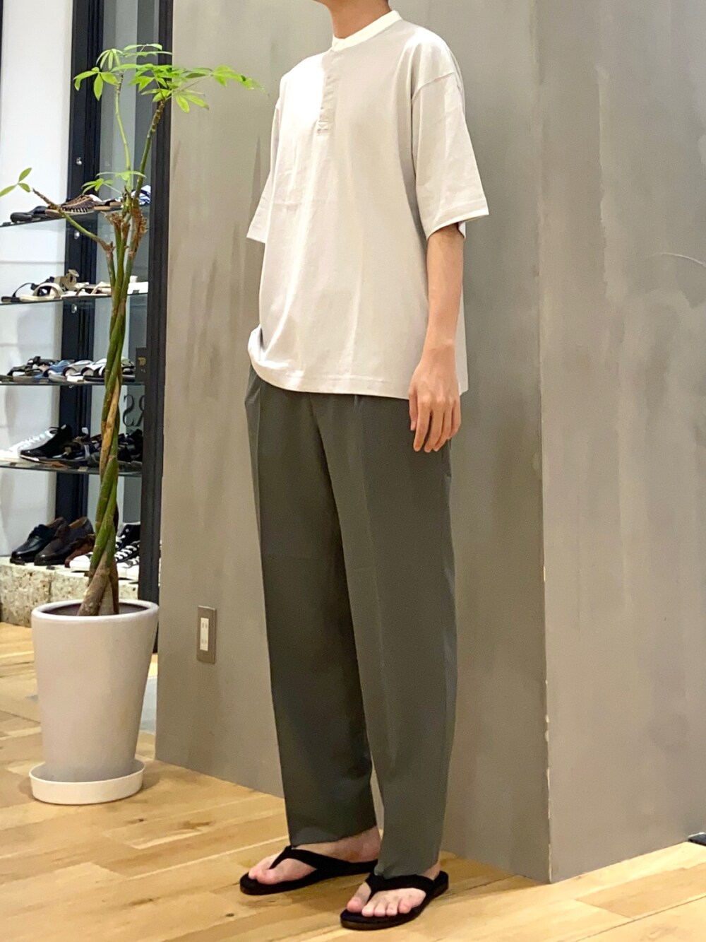 グレー系のTシャツ/カットソー、グリーン系のその他パンツ、ブラック系のサンダルを着用したメンズの夏コーディネートの3枚目の写真